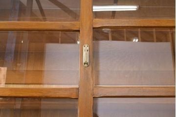 和製アンティーク　前面ナラ材　薄型サイズ　深みのある色合いが魅力のレトロなガラス戸棚(収納棚、キャビネット、食器棚)(R-051115)