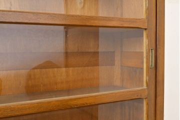和製アンティーク　前面ナラ材　薄型サイズ　深みのある色合いが魅力のレトロなガラス戸棚(収納棚、キャビネット、食器棚)(R-051115)
