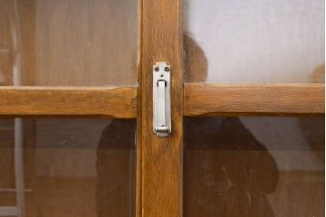 和製アンティーク　前面ナラ材　深みのある色合いが魅力のレトロなガラス戸棚(収納棚、キャビネット、食器棚)(R-051116)
