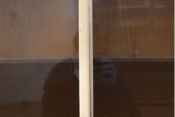 和製アンティーク　台形型がユニーク!シャビーなペイントがお洒落な3面ガラスの戸棚(収納棚、キャビネット)(R-051117)