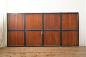 アンティーク建具　黒い框が和モダンな印象を高める板戸4枚セット(帯戸、引き戸)(R-051120)
