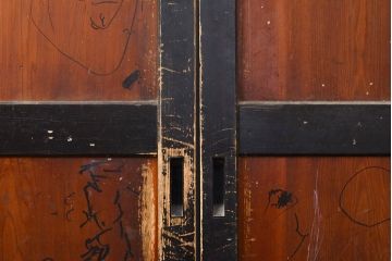 アンティーク建具　黒い框が和モダンな印象を高める板戸4枚セット(帯戸、引き戸)(R-051120)