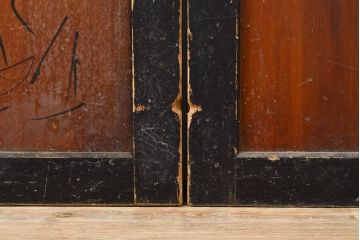 アンティーク建具　黒い框が和モダンな印象を高める板戸4枚セット(帯戸、引き戸)(R-051120)