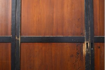 アンティーク建具　黒い框が和モダンな印象を高める板戸4枚セット(帯戸、引き戸)(R-051120)