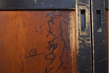 アンティーク建具　黒い框が和モダンな印象を高める板戸4枚セット(帯戸、引き戸)(R-051120)