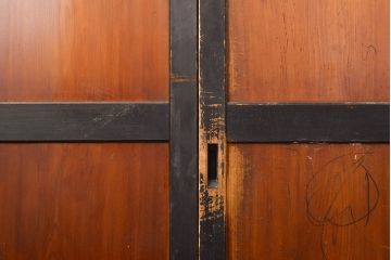 アンティーク建具　黒い框が和モダンな印象を高める板戸4枚セット(帯戸、引き戸)(R-051120)