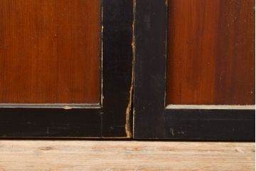 アンティーク建具　黒い框が和モダンな印象を高める板戸4枚セット(帯戸、引き戸)(R-051120)