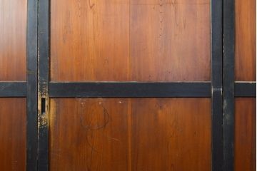 アンティーク建具　黒い框が和モダンな印象を高める板戸4枚セット(帯戸、引き戸)(R-051120)