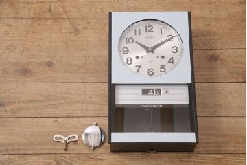 アンティーク雑貨　昭和レトロ　ペイント　ゼンマイ式　ミッドセンチュリーな雰囲気を醸しだす柱時計(振り子時計、掛け時計)(R-051127)
