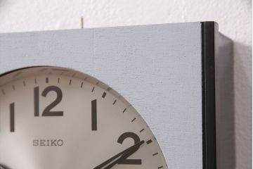 アンティーク雑貨　昭和レトロ　ペイント　ゼンマイ式　ミッドセンチュリーな雰囲気を醸しだす柱時計(振り子時計、掛け時計)(R-051127)