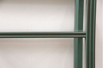 中古　バロッサバレンティ(VARO,S.A. VALENTI)　アルタミラ　グリーンとゴールドの組み合わせが高級感を醸し出すコンソールテーブル(ガラステーブル、ナイトテーブル、飾り棚、陳列棚、店舗什器)(定価約26万円)(R-051131)