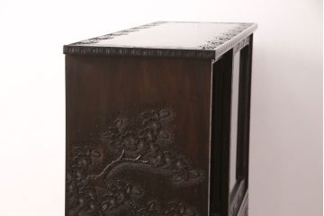 中古　美品　軽井沢彫り　桜の彫りが見事!職人技を堪能できるサイドボード(サイドキャビネット、収納棚、飾り棚、茶箪笥、茶タンス)(R-051132)