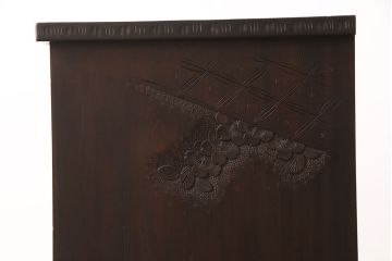 中古　美品　軽井沢彫り　桜の彫りが見事!職人技を堪能できるサイドボード(サイドキャビネット、収納棚、飾り棚、茶箪笥、茶タンス)(R-051132)