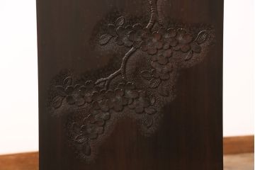 中古　美品　軽井沢彫り　桜の彫りが見事!職人技を堪能できるサイドボード(サイドキャビネット、収納棚、飾り棚、茶箪笥、茶タンス)(R-051132)