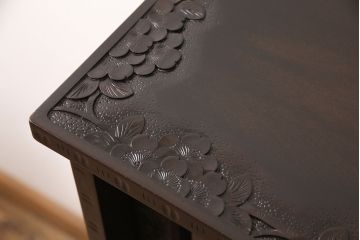 中古　美品　軽井沢彫り　桜の彫りが見事!職人技を堪能できるサイドボード(サイドキャビネット、収納棚、飾り棚、茶箪笥、茶タンス)(R-051132)