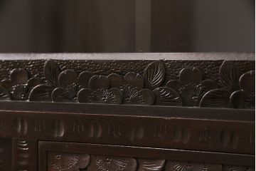中古　美品　軽井沢彫り　桜の彫りが見事!職人技を堪能できるサイドボード(サイドキャビネット、収納棚、飾り棚、茶箪笥、茶タンス)(R-051132)