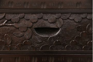 中古　美品　軽井沢彫り　桜の彫りが見事!職人技を堪能できるサイドボード(サイドキャビネット、収納棚、飾り棚、茶箪笥、茶タンス)(R-051132)