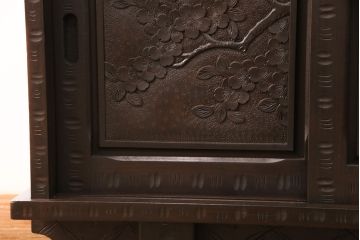 中古　美品　軽井沢彫り　桜の彫りが見事!職人技を堪能できるサイドボード(サイドキャビネット、収納棚、飾り棚、茶箪笥、茶タンス)(R-051132)