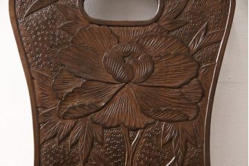 中古　伝統工芸　軽井沢彫り　大輪の牡丹の彫が目を惹くダイニングチェア(板座チェア、椅子)(R-051134)