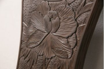 中古　伝統工芸　軽井沢彫り　大輪の牡丹の彫が目を惹くダイニングチェア(板座チェア、椅子)(R-051134)