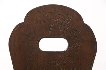 中古　伝統工芸　軽井沢彫り　大輪の牡丹の彫が目を惹くダイニングチェア(板座チェア、椅子)(R-051134)
