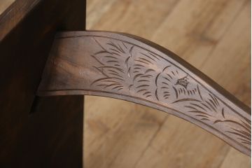 中古　伝統工芸　軽井沢彫り　大輪の牡丹の彫が目を惹くダイニングチェア(板座チェア、椅子)(R-051134)