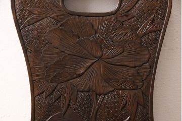 中古　伝統工芸　軽井沢彫り　大輪の牡丹の彫が目を惹くダイニングチェア(板座チェア、椅子)(R-051135)