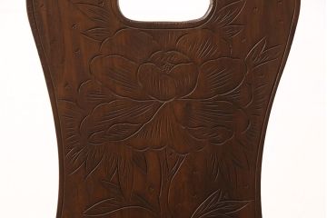 中古　伝統工芸　軽井沢彫り　大輪の牡丹の彫が目を惹くダイニングチェア(板座チェア、椅子)(R-051135)