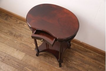 中古　美品　イタリア輸入家具　ディスプレイ台としてもおすすめ!クラシカルな佇まいが魅力のキドニーテーブル(サイドテーブル、コンソールテーブル、電話台、花台)(R-051136)