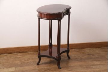 中古　美品　イタリア輸入家具　ディスプレイ台としてもおすすめ!クラシカルな佇まいが魅力のキドニーテーブル(サイドテーブル、コンソールテーブル、電話台、花台)(R-051136)