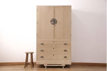 中古　国産　在銘　金具の繊細な絵柄が美しい衣装盆付き総桐箪笥(並厚)(衣装箪笥、着物箪笥、和タンス、桐たんす)(定価約60万円)(R-051142)