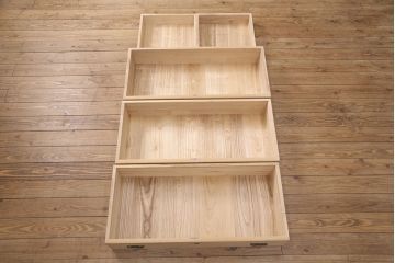 中古　国産　在銘　金具の繊細な絵柄が美しい衣装盆付き総桐箪笥(並厚)(衣装箪笥、着物箪笥、和タンス、桐たんす)(定価約60万円)(R-051142)