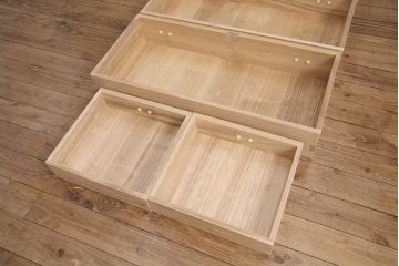 中古　国産　在銘　金具の繊細な絵柄が美しい衣装盆付き総桐箪笥(並厚)(衣装箪笥、着物箪笥、和タンス、桐たんす)(定価約60万円)(R-051142)