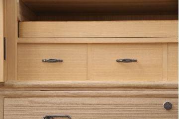 中古　国産　控えめな意匠が品の良さを漂わせる衣装盆付き総桐箪笥(並厚、四方丸)(衣装箪笥、着物箪笥、和タンス、桐たんす)(定価約90万円)(R-051143)
