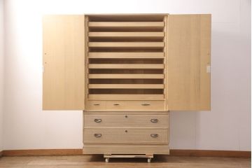 中古　国産　控えめな意匠が品の良さを漂わせる衣装盆付き総桐箪笥(並厚、四方丸)(衣装箪笥、着物箪笥、和タンス、桐たんす)(定価約90万円)(R-051143)