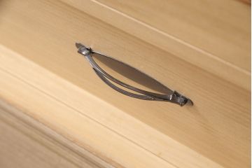 中古　国産　控えめな意匠が品の良さを漂わせる衣装盆付き総桐箪笥(並厚、四方丸)(衣装箪笥、着物箪笥、和タンス、桐たんす)(定価約90万円)(R-051143)