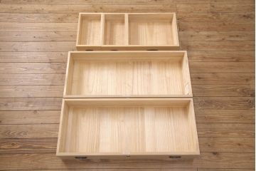 中古　国産　控えめな意匠が品の良さを漂わせる衣装盆付き総桐箪笥(並厚、四方丸)(衣装箪笥、着物箪笥、和タンス、桐たんす)(定価約90万円)(R-051143)
