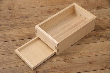 中古　国産　控えめな意匠が品の良さを漂わせる衣装盆付き総桐箪笥(並厚、四方丸)(衣装箪笥、着物箪笥、和タンス、桐たんす)(定価約90万円)(R-051143)