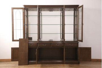中古  美品　カリモク　domani(ドマーニ)　QUEENS　LIFE(クイーンズライフ)　クラシカルな佇まいが魅力のキュリオケース(キャビネット・ガラスケース)(定価約95万円)(R-051148)