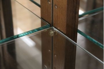 中古  美品　カリモク　domani(ドマーニ)　QUEENS　LIFE(クイーンズライフ)　クラシカルな佇まいが魅力のキュリオケース(キャビネット・ガラスケース)(定価約95万円)(R-051148)