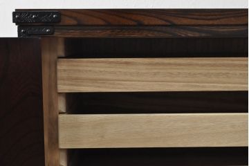 中古　岩谷堂箪笥　台輪付きリメイク　深みのある色合いと優しい木目が魅力の衣装盆付きサイドボード(サイドチェスト、引き出し、衣装タンス、着物箪笥、収納棚)(R-051151)