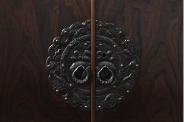 中古　岩谷堂箪笥　台輪付きリメイク　深みのある色合いと優しい木目が魅力の衣装盆付きサイドボード(サイドチェスト、引き出し、衣装タンス、着物箪笥、収納棚)(R-051151)