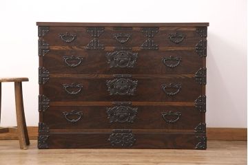 中古　美品　岩谷堂箪笥　天板リメイク　深みのある色合いと力強い金具が和の雰囲気を高めるサイドチェスト(引き出し、衣装タンス、収納箪笥、ローチェスト)(R-051152)
