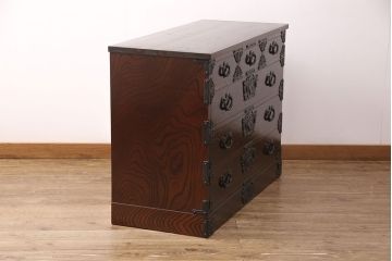中古　美品　岩谷堂箪笥　天板リメイク　深みのある色合いと力強い金具が和の雰囲気を高めるサイドチェスト(引き出し、衣装タンス、収納箪笥、ローチェスト)(R-051152)