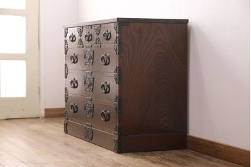 中古　美品　岩谷堂箪笥　天板リメイク　深みのある色合いと力強い金具が和の雰囲気を高めるサイドチェスト(引き出し、衣装タンス、収納箪笥、ローチェスト)(R-051152)