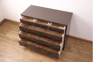 中古　美品　岩谷堂箪笥　天板リメイク　深みのある色合いと力強い金具が和の雰囲気を高めるサイドチェスト(引き出し、衣装タンス、収納箪笥、ローチェスト)(R-051152)
