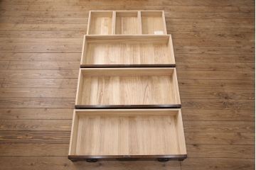 中古　美品　岩谷堂箪笥　天板リメイク　深みのある色合いと力強い金具が和の雰囲気を高めるサイドチェスト(引き出し、衣装タンス、収納箪笥、ローチェスト)(R-051152)