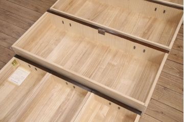 中古　美品　岩谷堂箪笥　天板リメイク　深みのある色合いと力強い金具が和の雰囲気を高めるサイドチェスト(引き出し、衣装タンス、収納箪笥、ローチェスト)(R-051152)