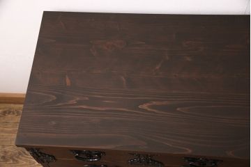 中古　美品　岩谷堂箪笥　天板リメイク　深みのある色合いと力強い金具が和の雰囲気を高めるサイドチェスト(引き出し、衣装タンス、収納箪笥、ローチェスト)(R-051152)