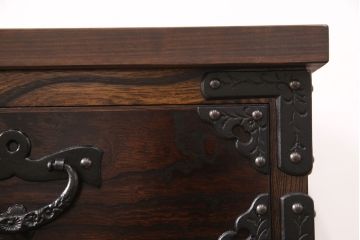 中古　美品　岩谷堂箪笥　天板リメイク　深みのある色合いと力強い金具が和の雰囲気を高めるサイドチェスト(引き出し、衣装タンス、収納箪笥、ローチェスト)(R-051152)